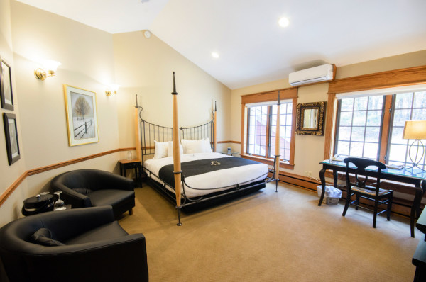Capella room with king bed and sitting area.