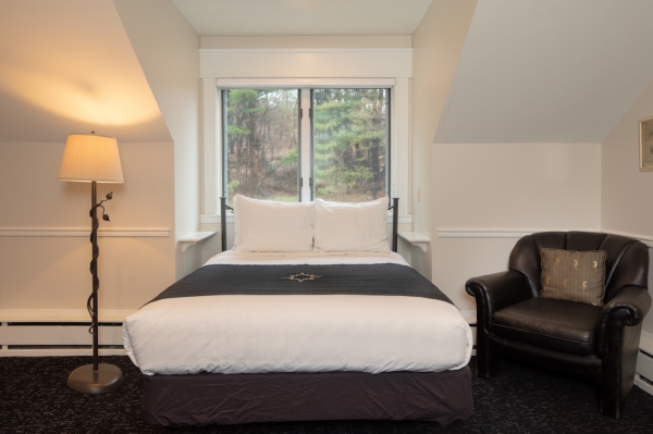 Full-sized bed with wooded views in Lyra room.