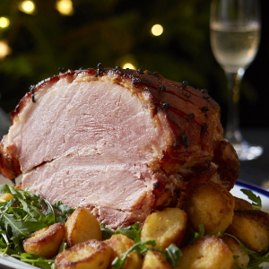Example of Christmas dinner with ham and sparkling wine.