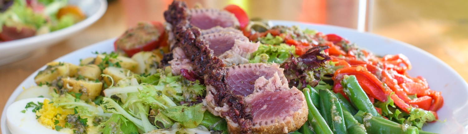 A colorful Niçoise salad with tuna.